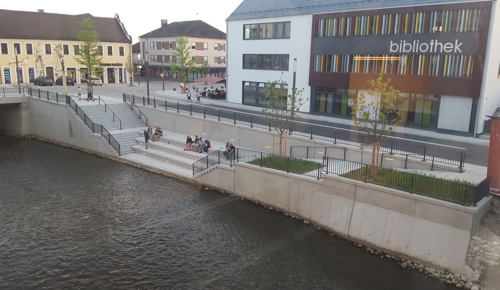 Paarterrasse Markt Manching mit Besucher